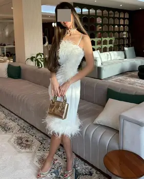 Spagečiai Dirželiai Plunksnos Homecoming Suknelės Kelio Ilgis Rankovių Šiuolaikinės Mergina Balta Oficialų Promenadzie Suknelė 2023 Kokteilių Suknelės